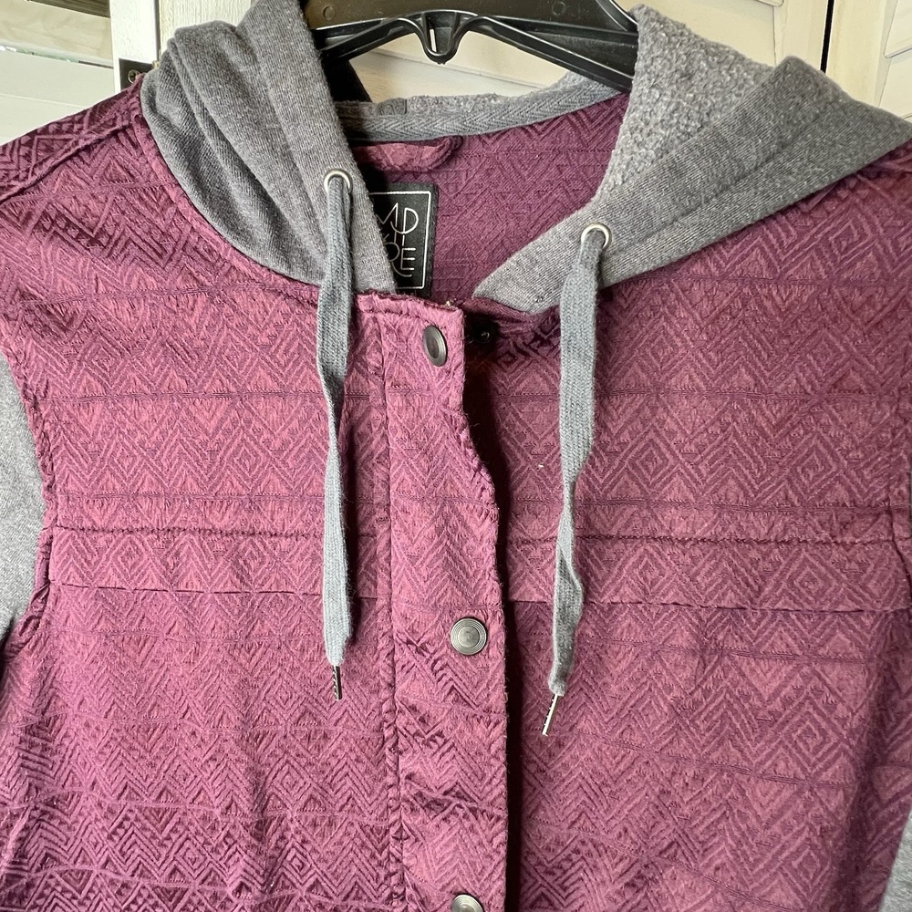 Empyre Burgundy Quilted Hooded Jacket Gray Sleeves Pockets Women's‎ Size L EUC